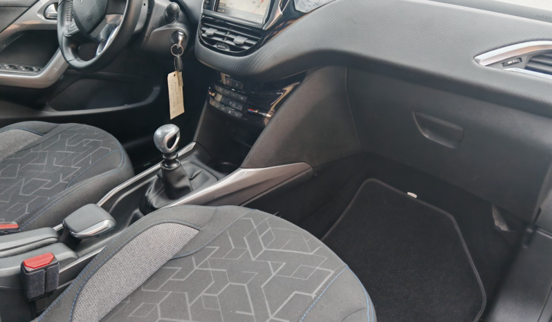 
								Peugeot 2008 1.2 PureTech Allure full									