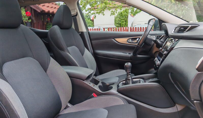 
								Nissan Qashqai 1.3 DIG-T N-Connecta full									