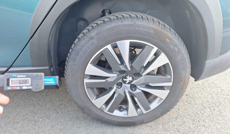 
								Peugeot 2008 1.2 PureTech Allure full									
