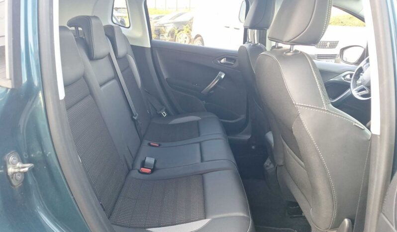 
								Peugeot 2008 1.2 PureTech Allure full									