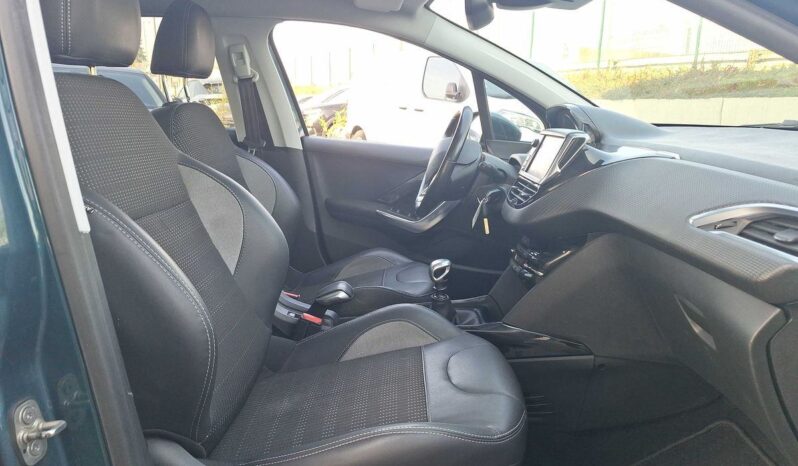 
								Peugeot 2008 1.2 PureTech Allure full									