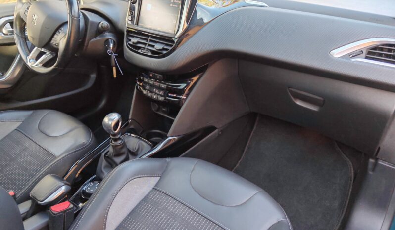 
								Peugeot 2008 1.2 PureTech Allure full									