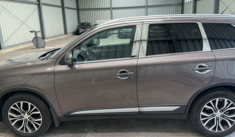 
								Mitsubishi Outlander 2.2 DI-D SUV-Star+ 4WD full									