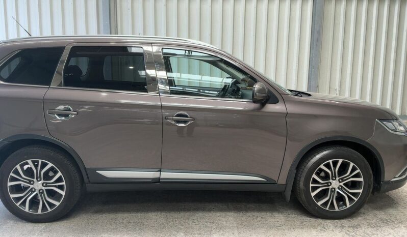 
								Mitsubishi Outlander 2.2 DI-D SUV-Star+ 4WD full									