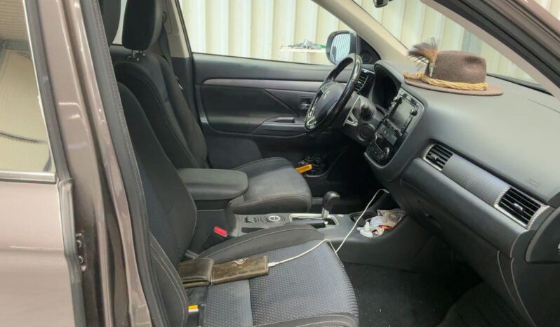 
								Mitsubishi Outlander 2.2 DI-D SUV-Star+ 4WD full									
